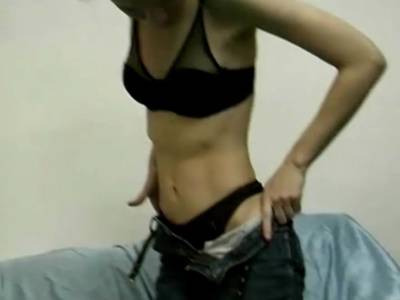 Beim Masturbieren rubbelt sich die Amateur Hure die Haarfotze