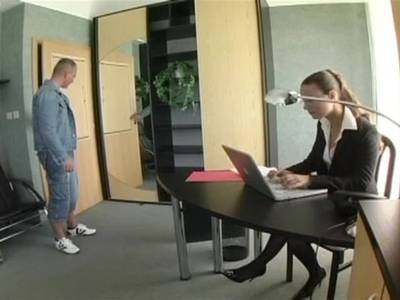 Bis zum Ansatz wird der Schaft in die Kehle der Schlampe gerammt
