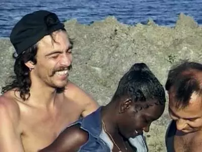 Das schwarze Flittchen bläst seinen weißen dicken Schwanz