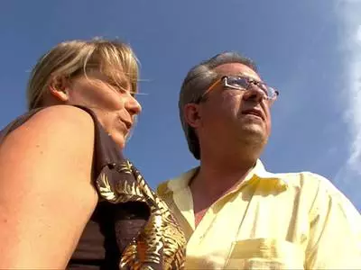 Die schwanzgeilen Tussis lassen sich beim Ficken die Sonne auf die Titten scheinen