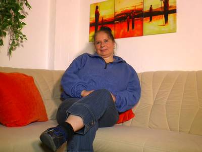 Eine frivole Frau vögelt sich die Möse mit einem Erotikspielzeug