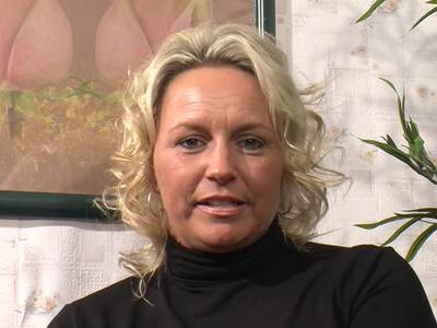 Geile Blondine mit nassen Gummischwanz bei der Masturbation
