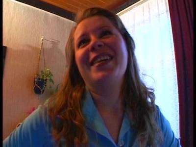 Mann schiebt einer rasierten Muschi einen Vibrator