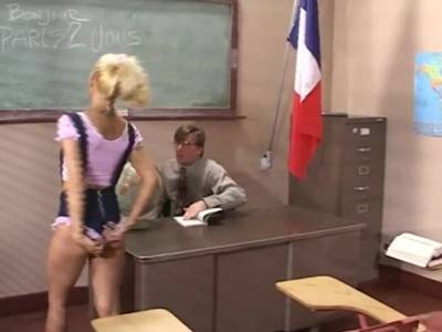 Mega Pimmel nagelt die Blondine mit den kleinen Möpsen