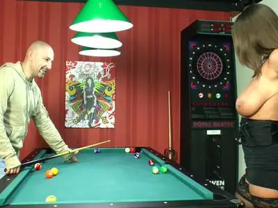 Sexy Hobbyhure in Reizwäsche lässt sich die Titten nageln